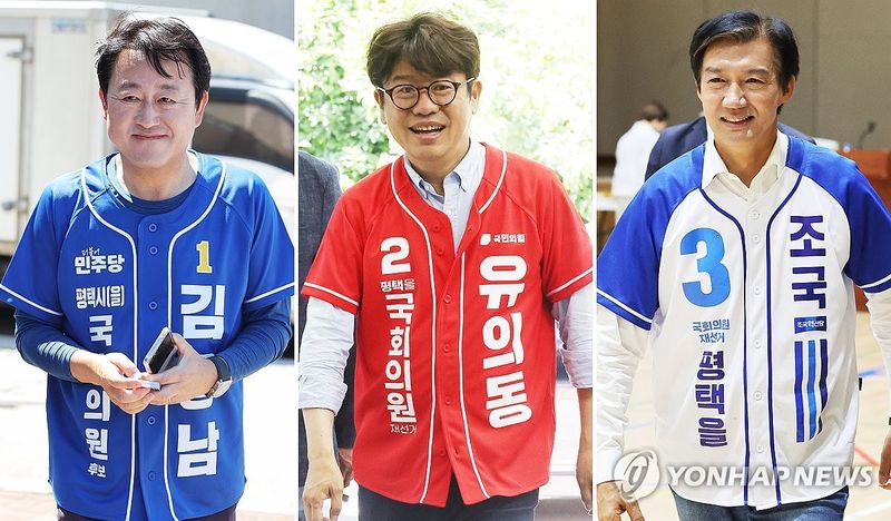 시민들에게 인사하는 평택을 후보들 (출처=연합뉴스)