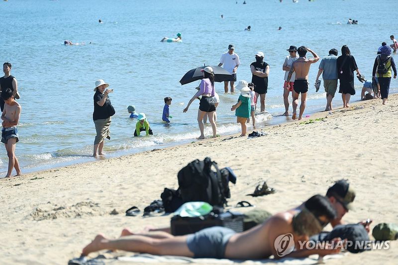 부산 광안리는 한여름 (출처=연합뉴스)