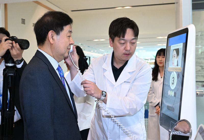 구윤철 부총리 겸 재정경제부 장관(왼쪽)이 지난 28일 서울 서초구 K-뷰티 제조기업 한국콜마 종합기술원에서 인공지능(AI) 피부 진단 시연을 하고 있다. 뉴시스
