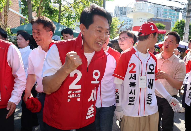 오세훈 국민의힘 서울시장 후보가 지난 5월 31일 오후 서울 종로구 동묘벼룩시장에서 시민들과 인사를 하며 지지를 호소하고 있다. 뉴시스