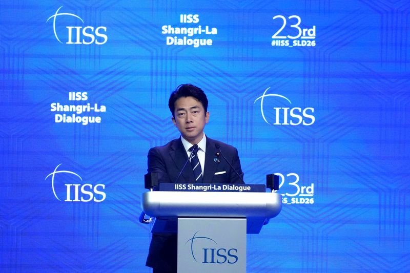 [AP/뉴시스] 일본의 고이즈미 신지로 방위상이 31일 아시아 연례 방위안보 포럼인 싱가포르 샹글릴라 대화에서 연설하고 있다