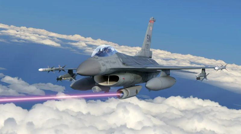 레이저를 이용한 F-16 투사 이미지. 미 공군은 수십 년 동안 레이저 무기 개발에 투자해 왔다. 과거에는 보잉 747, C-135 등 대형 항공기에서 장착할 지향성 에너지 무기가 연구됐다. 전투기에 장착할 수 있을 만큼 소형화된 수준으로 발전했으나, 2024년 5월에 공식적으로 개발이 종료됐다 . 록히드 마틴 제공