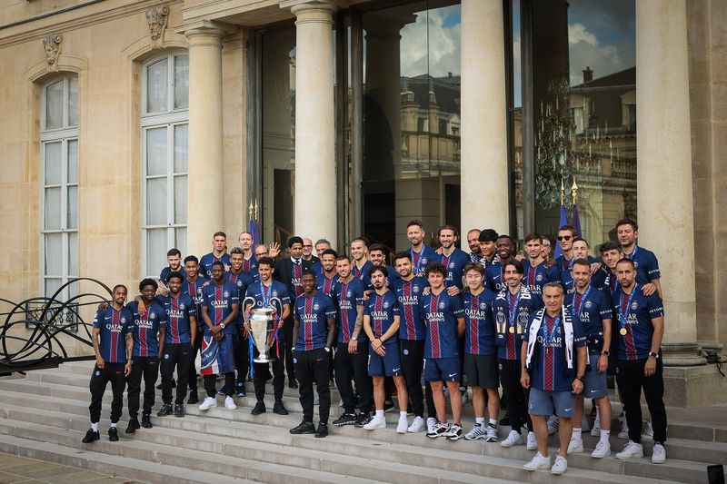 유럽축구연맹(UEFA) 챔피언스리그 결승전에서 잉글랜드의 아스널을 누르고 2연패를 달성한 우승하자 파리생제르맹(PSG) 선수들이 귀국후 지난 31일(현지시간) 우승 트로피를 들고 프랑스 파리 대통령 관저인 엘리제궁에서 기념 촬영하고 있다.AP연합뉴스