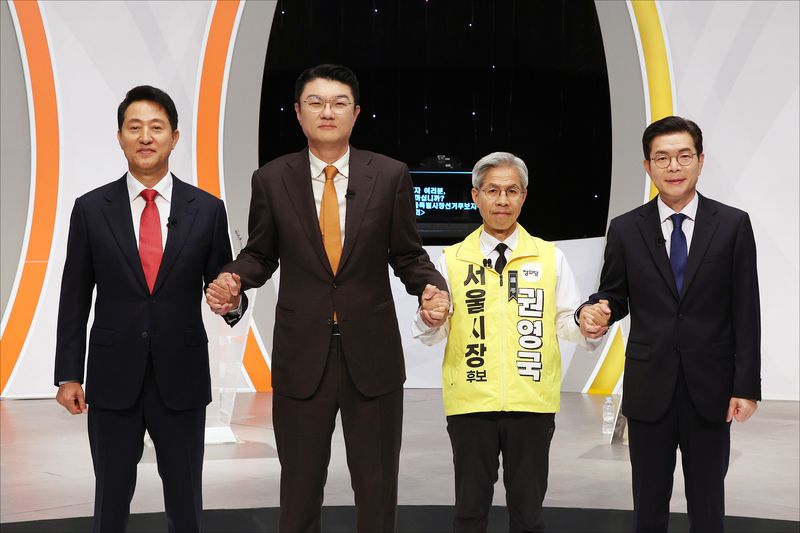 [서울=뉴시스] 김진아 기자 = 28일 서울 마포구 SBS 프리즘타워 오디토리움에서 열린 '제9회 전국동시지방선거 서울특별시장선거 후보자 토론회'에 후보자들이 토론에 앞서 포즈를 취하고 있다. 왼쪽부터 오세훈 국민의힘 후보, 김정철 개혁신당 후보, 권영국 정의당 후보, 정원오 더불어민주당 후보. (공동취재) 2026.05.28. photo@newsis.com