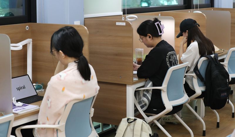 스터디카페에서 공부하는 학생들의 모습.ⓒ 뉴스1 김영운 기자