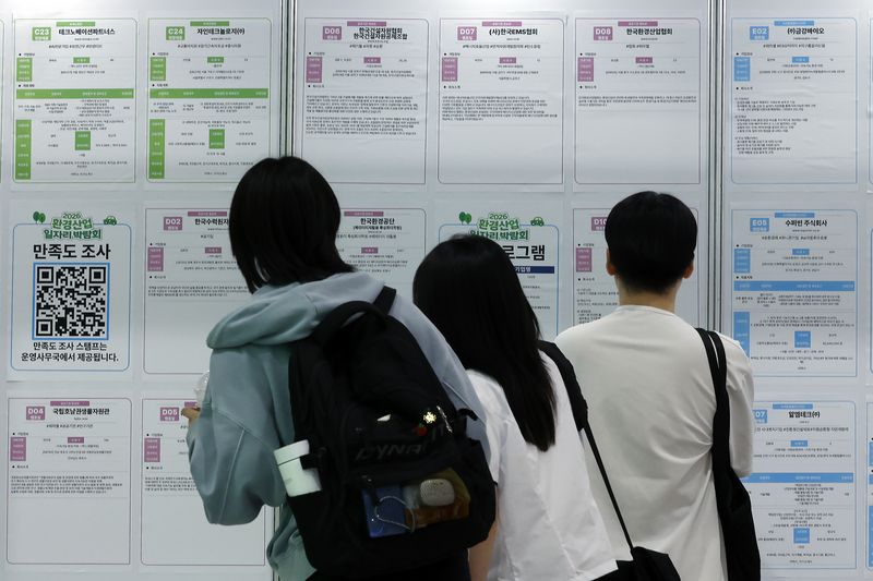 지난달 19일 오전 서울시 서초구 강남대로 aT센터에서 열린 2026 환경산업 일자리 박람회를 찾은 학생 및 구직자 등이 채용공고게시대를 살펴보고 있다. 2026.5.19 ⓒ 뉴스1 박정호 기자