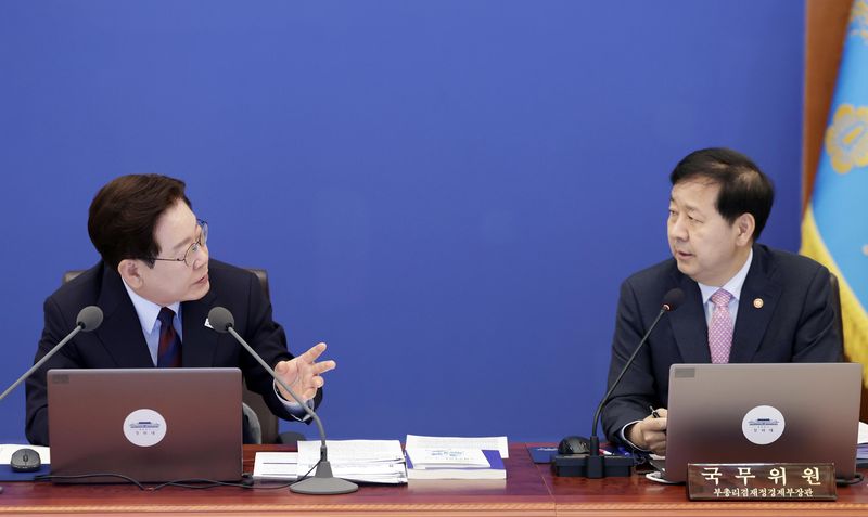 [서울=뉴시스] 최동준 기자 = 이재명 대통령이 26일 청와대에서 열린 국무회의에서 구윤철 부총리 겸 재정경제부 장관과 대화하고 있다. 2026.05.26. photocdj@newsis.com