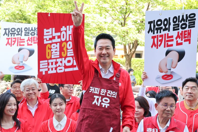 장동혁 국민의힘 대표가 31일 서울 마포구 홍대입구역을 찾아 대국민 투표 참여를 호소하고 있다. 2026.5.31 ⓒ 뉴스1 신웅수 기자