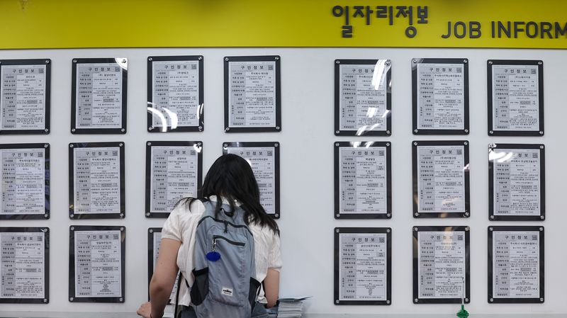 사진은 지난 13일 서울 마포구 서울서부고용복지플러스센터 일자리정보 게시판 모습. ⓒ 뉴스1 김성진 기자