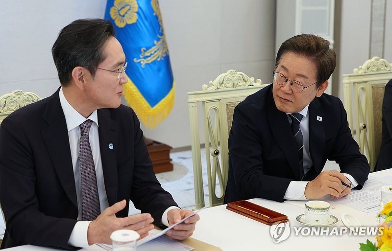 이재용 삼성전자 회장 발언 듣는 이재명 대통령 (출처=연합뉴스)