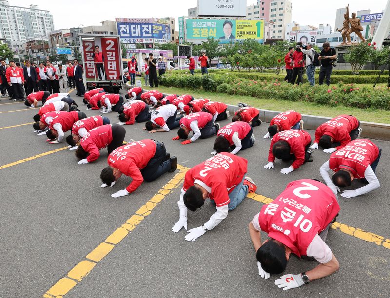 1일 울산 남구 공업탑로터리에서 6·3 지방선거 국민의힘 울산 후보들과 국회의원, 당 관계자들이 '울산시민께 드리는 쇄신과 각오, 약속의 큰절'을 하고 있다. 연합뉴스