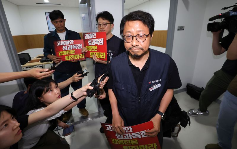 서승욱 카카오지회 지회장이 27일 경기 수원시 영통구 경기지방노동위원회에서 열린 카카오 노사 2차 조정회의에 참석하고 있다. 이날 열린 2차 조정회의 결과에 따라 카카오를 포함한 법인 5곳이 모두 파업을 선언할 경우, 각 법인의 사상 첫 파업과 동시에 창사 이래 첫 공동 파업이 된다. (공동취재) 2026.5.27 ⓒ 뉴스1 김영운 기자