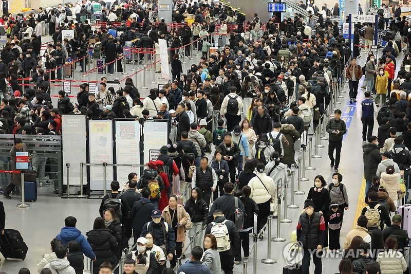 해외여행을 떠나려는 여행객으로 붐비는 김해공항 출국장 모습. 연합뉴스 제공