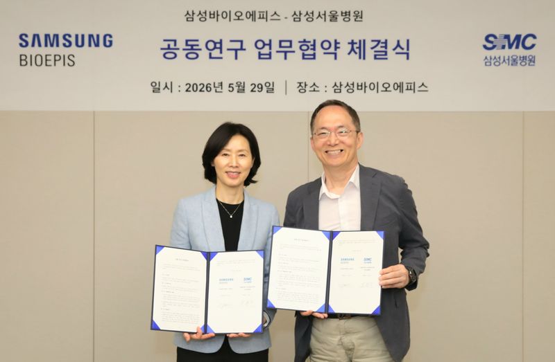 삼성바이오에피스 김경아 사장(왼쪽)과 삼성서울병원 박승우 원장이 지난달 29일 인천 송도 삼성바이오에피스 사옥에서 공동연구 협약을 체결하고 기념 사진을 촬영하고 있다. 삼성바이오에피스 제공