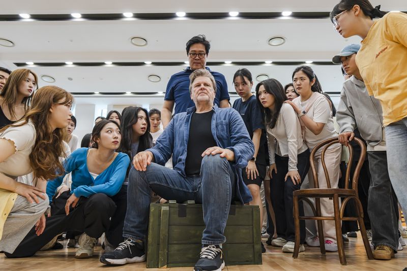 ‘피터 그라임스’역 테너 크리스토퍼 벤트리스(가운데)와 출연진들이 오는 19일 국내 초연 무대를 앞두고 연습하고 있다. 국립오페라단 제공