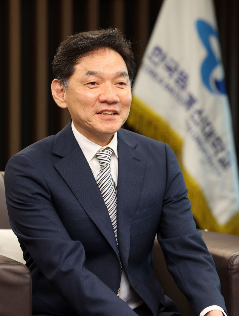 [서울=뉴시스] 배훈식 기자 = 김종오 한국방송통신대학교 총장이 27일 오후 서울 종로구 한국방통대 대학본부 총장실에서 뉴시스와 인터뷰를 하고 있다. 2026.05.27. dahora83@newsis.com
