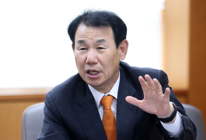 정은보 한국거래소 이사장이 지난 19일 서울 영등포구 여의도 한국거래소에서 뉴스1과 인터뷰를 하고 있다. 그는 ""투자자들의 신뢰를 유지하기 위해 부실기업 퇴출, 중복상장 심사 강화, 공정거래 질서 확립 등의 노력을 하고 있다"고 말했다. ⓒ 뉴스1 김성진 기자