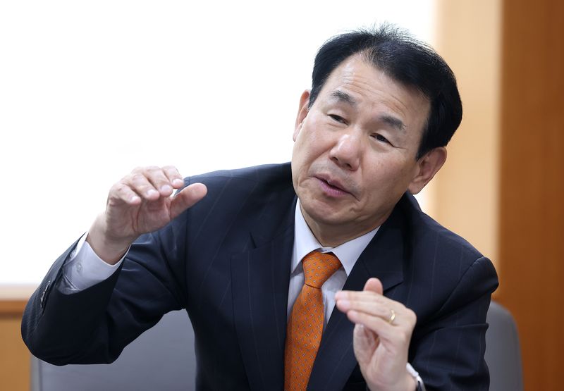 정은보 한국거래소 이사장이 지난 19일 서울 영등포구 여의도 한국거래소에서 뉴스1과 인터뷰를 하고 있다. 그는 "우리 자본시장이 프리미엄 시장으로 점프업한 건 반도체 등 산업의 국제 경쟁력이 확보되는 과정에서 이뤄졌다."고 말했다. ⓒ 뉴스1 김성진 기자