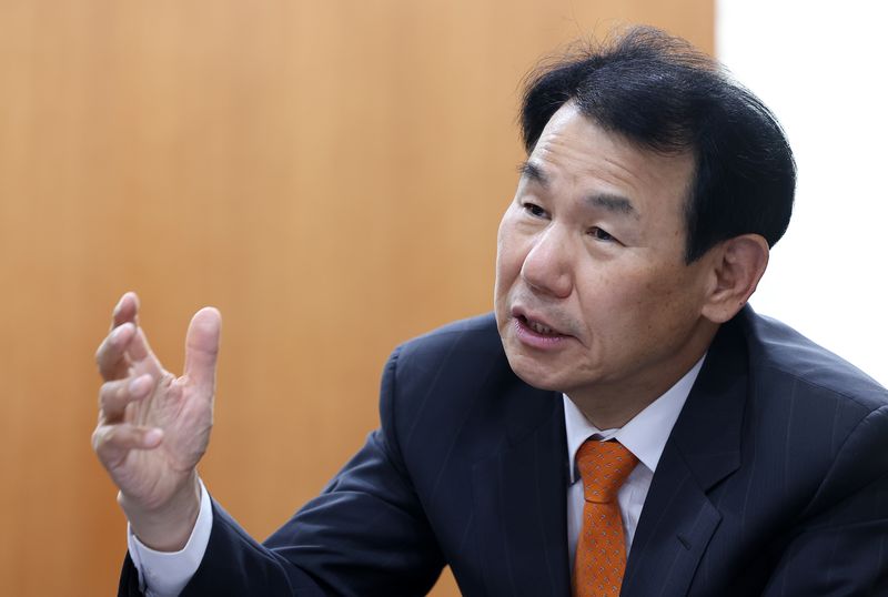 정은보 한국거래소 이사장이 지난 19일 서울 영등포구 여의도 한국거래소에서 뉴스1과 인터뷰를 하고 있다. 그는 "앞으로는 어느 국가의 거래소가 국제적 경쟁력을 확대해 글로벌 투자자를 끌어모으냐가 핵심이 될 것"이라고 말했다. ⓒ 뉴스1 김성진 기자