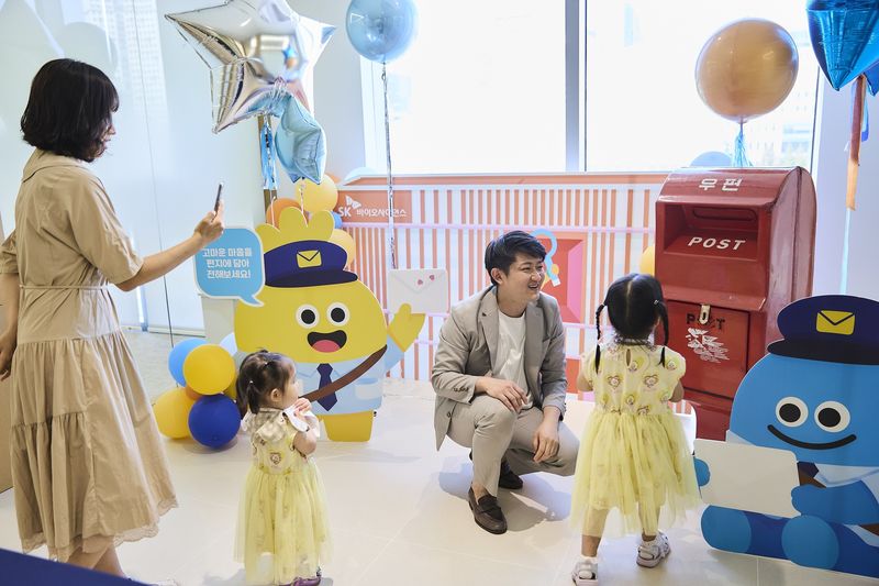 행사에 참가한 구성원과 가족들이 '사랑의 우체통'에 편지를 부치고 있다. (SK바이오사이언스 제공)