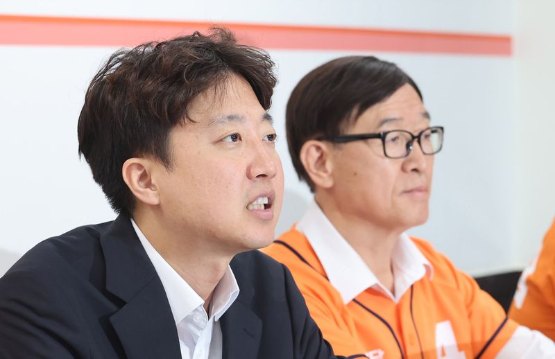 이준석 개혁신당 대표가 1일 오전 인천 현장 중앙선거대책위원회의가 열린 인천 연수구의 정승연 연수갑 국회의원 보궐선거 후보 선거사무소에서 발언하고 있다. 뉴시스