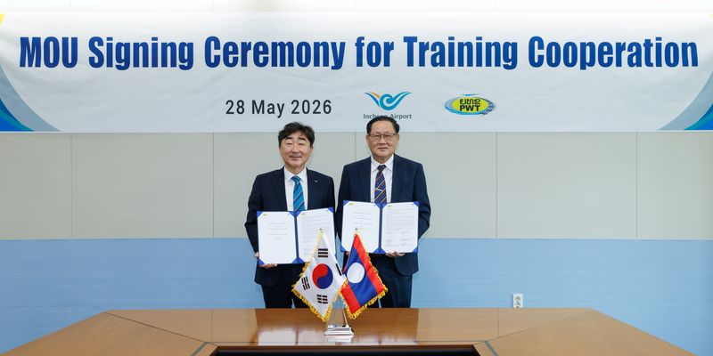 염상훈 인천국제공항공사 항공교육원장(왼쪽)이 지난달 28일 인천국제공항공사 항공교육원 회의실에서 진행된 '교육 협력을 위한 양해각서 체결식'에서 부아카오 쿤파야 라오스 공공사업교통부 국장 대행과 협약서에 서명한 뒤 기념촬영을 하고 있다. 인천국제공항공사 제공
