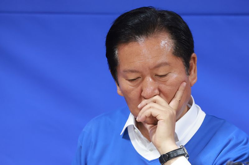 더불어민주당 정청래 총괄상임선거대책위원장이 1일 충남 천안시 민주당 박수현 충남도지사 후보 선거사무소에서 열린 중앙선대위 회의에 참석해 원고를 보며 생각에 잠겨 있다. 연합뉴스