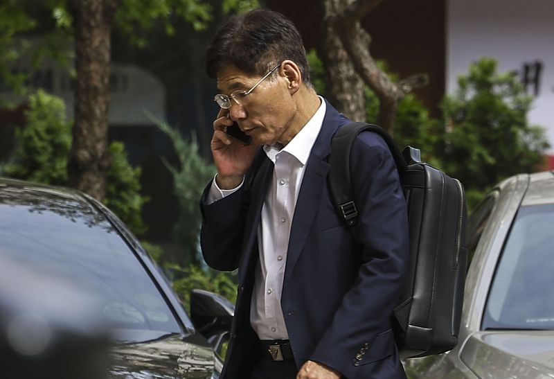 [과천=뉴시스] 정병혁 기자 = 내란부화수행 혐의를 받는 안성식 전 해양경찰청 기획조정관이 1일 경기 과천시 2차 종합특검 사무실로 조사를 받기 위해 출석해 대기하고 있다. 2026.06.01. jhope@newsis.com
