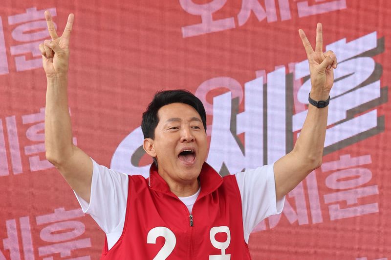 오세훈 국민의힘 서울시장 후보가 1일 서울 성북구 월곡역 인근에서 릴레이 순회유세를 열고 2번을 외치고 있다. 뉴시스