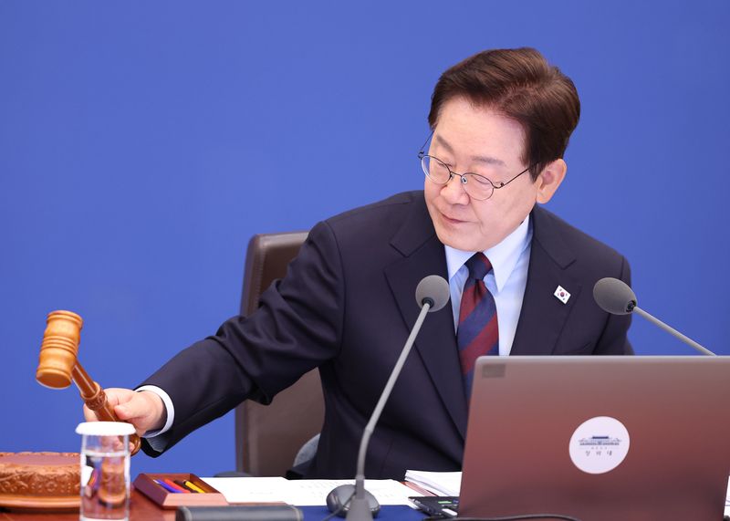 이재명 대통령이 지난달 26일 청와대에서 열린 제23회 국무회의 겸 제10차 비상경제점검회에서 의사봉을 두드리고 있다. 2026.5.26 ⓒ 뉴스1 허경 기자