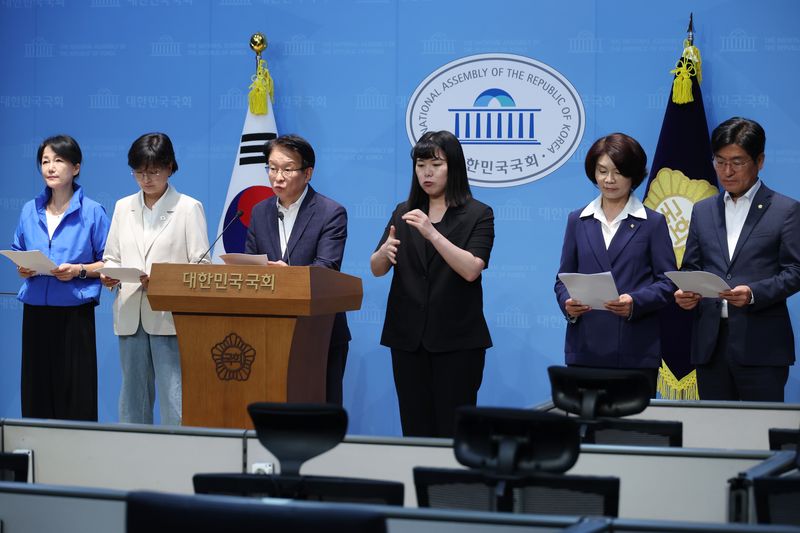 권칠승 더불어민주당 김부겸 후보 공동선대위원장과 의원들이 1일 서울 여의도 국회 소통관에서 대구시장 선거 현안 관련 기자회견을 하고 있다. 뉴시스