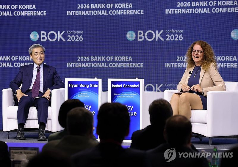 대담 나누는 신현송 한은 총재와 이자벨 슈나벨 ECB 집행이사 (출처=연합뉴스)