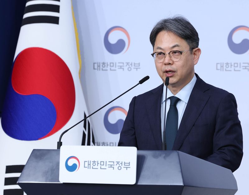 [서울=뉴시스] 조수정 기자 = 김성훈 인사혁신처 차장이 지난달 11일 오후 서울 종로구 정부서울청사에서 성과역량 중심 '5급 조기승진제' 도입 등 공직 역량 강화 추진 관련 공무원 임용령 개정안 입법 예고 브리핑을 하고 있다. 2026.05.11. chocrystal@newsis.com