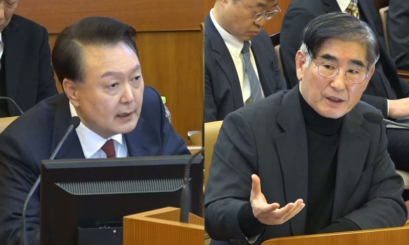 지난해 1월 23일 서울 종로구 헌법재판소에서 열린 대통령 탄핵심판 4차 변론기일에서 윤석열 전 대통령이 증인으로 출석한 김용현 전 장관에게 증인신문을 하고 있다. 헌법재판소 제공