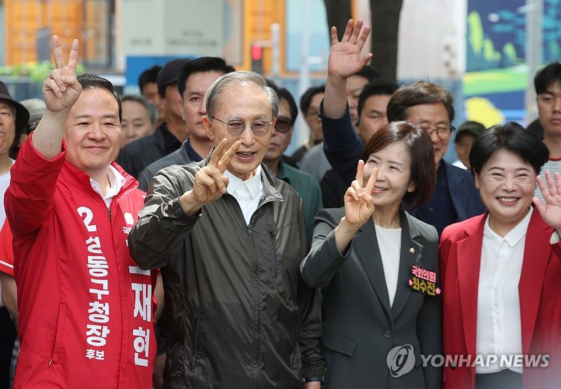 서울숲 방문한 이명박 전 대통령 (출처=연합뉴스)