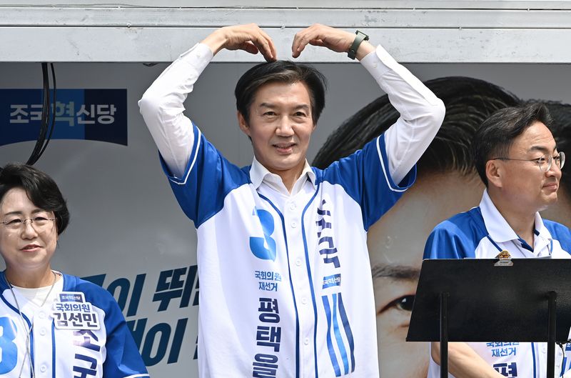 경기 평택을 국회의원 재선거에 출마한 조국 조국혁신당 후보가 1일 경기 평택시 안중읍 안중시장에서 유세를 하며 지지를 호소하고 있다. 2026.06.01. /사진=뉴시스화상