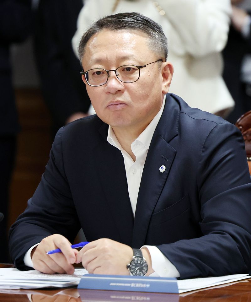 정진완 우리은행장이 16일 서울 중구 은행회관에서 열린 제5차 생산적금융 대전환 회의에 참석해 이억원 금융위원장의 모두발언을 경청하고 있다. 2026.4.16 ⓒ 뉴스1 김진환 기자