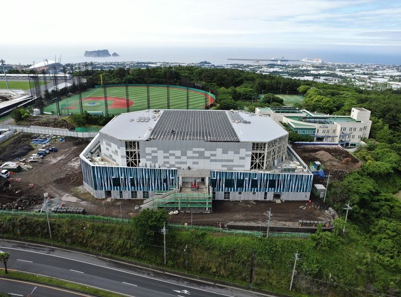 전국체육대회와 전국장애인체육대회 경기장으로 활용될 서귀포시 종합체육관 건설현장 전경. 제주특별자치도는 올해 열리는 전국체육대회와 전국장애인체육대회에 NFT 기반 디지털 티켓과 디지털 메달을 도입한다. 디지털 티켓은 경기장 방문 인증과 지역화폐 지급을 연계해 체전 방문객의 지역 소비를 유도하는 방식으로 운영된다. /사진=서귀포시 제공