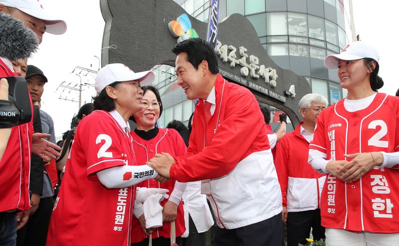 [제주=뉴시스] 우장호 기자 = 장동혁 국민의힘 대표가 1일 오전 제주시 동문재래시장에서 당원들과 인사를 나누고 있다. 2026.06.01. woo1223@newsis.com
