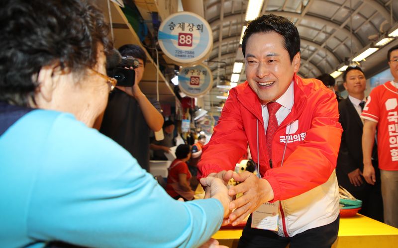 [제주=뉴시스] 우장호 기자 = 장동혁 국민의힘 대표가 1일 오전 제주시 동문재래시장에서 상인들에게 지지를 호소하고 있다. 2026.06.01. woo1223@newsis.com