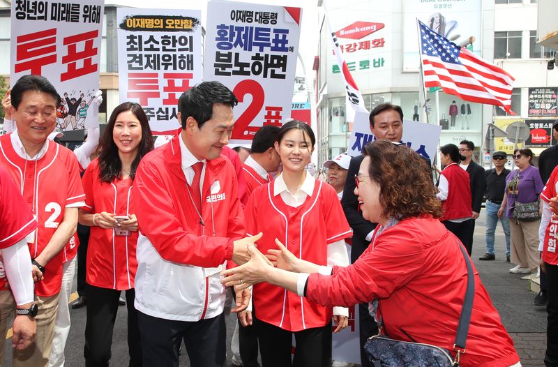 [제주=뉴시스] 우장호 기자 = 장동혁 국민의힘 대표가 1일 오전 제주시 동문재래시장에서 시민들에게 지지를 호소하고 있다. 2026.06.01. woo1223@newsis.com
