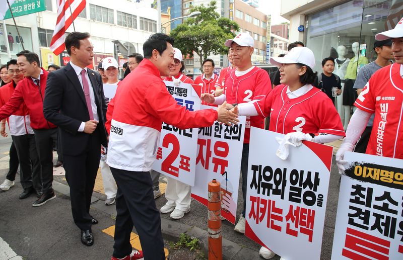 [제주=뉴시스] 우장호 기자 = 장동혁 국민의힘 대표가 1일 오전 제주시 동문재래시장 앞에서 당직자들과 인사를 나누고 있다. 2026.06.01. woo1223@newsis.com