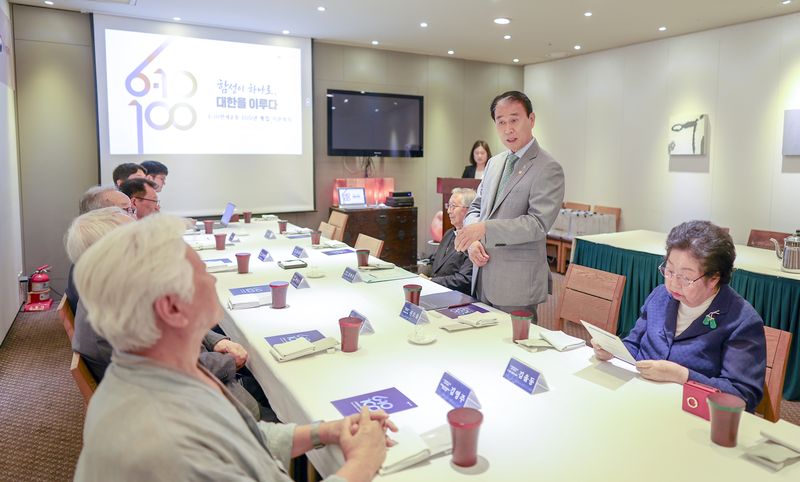 권오을 국가보훈부 장관이 1일 서울 중구 컨퍼런스하우스 달개비에서 열린 6.10만세운동 100년 통합 자문회의에 참석해 인사말을 하고 있다. 국가보훈부 제공