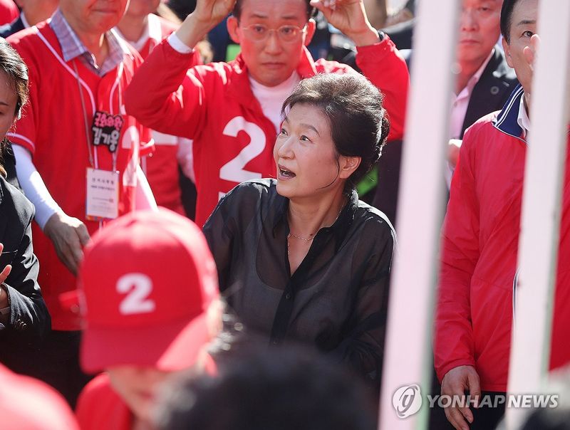 서문시장 도착하는 박근혜 (출처=연합뉴스)