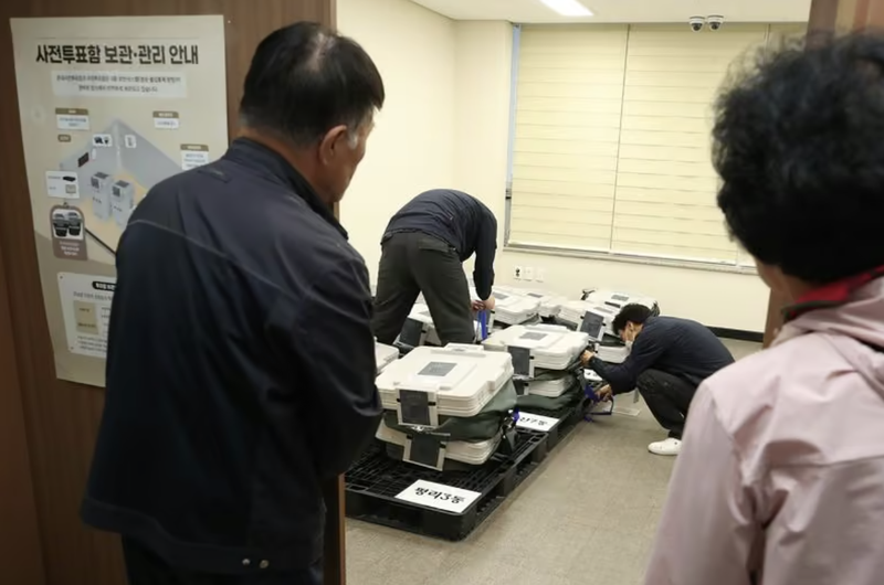 제9회 전국동시지방선거 사전투표가 종료된 30일 오후 대구 서구선거관리위원회 관내사전투표함 보관장소 앞에서 사전투표참관인들이 선관위 관계자들의 투표함 봉함·봉인 과정을 지켜보고 있다. /사진=뉴스1