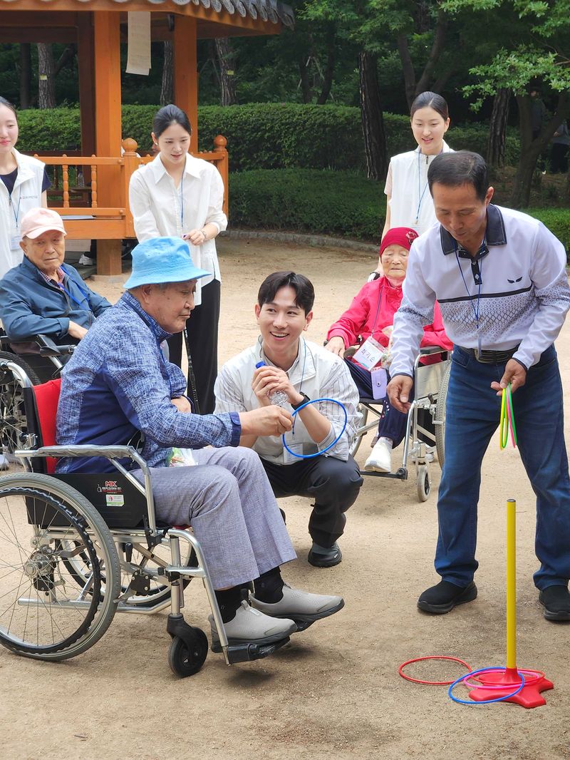 에어프레미아 신입 객실승무원들이 1일 서울 강서구 방화근린공원에서 어르신들과 산책 봉사활동을 하고 있다. 에어프레미아 제공