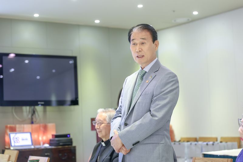 권오을 국가보훈부 장관이 1일 서울시 중구 컨퍼런스하우스 달개비에서 열린 6·10만세운동 100년 통합 자문회의 개최에 참석하여 인사말을 하고 있다. 국가보훈부 제공