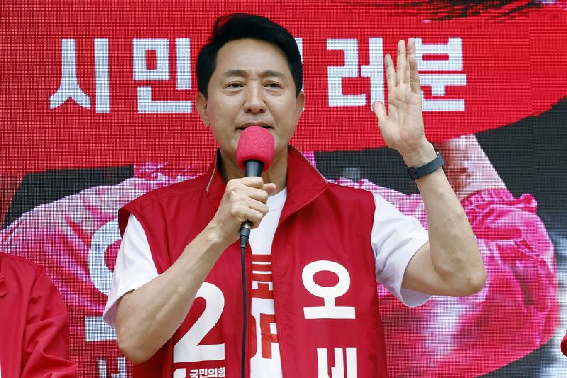 오세훈 국민의힘 서울시장 후보가 1일 오후 서울시 노원구 롯데백화점 노원점 앞에서 가진 노원구 릴레이 순회 유세에서 지지를 호소하고 있다. 뉴스1