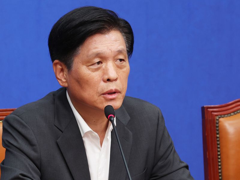 조승래 더불어민주당 총괄선대본부장이 1일 오후 서울 여의도 국회에서 열린 지방선거 관련 기자간담회에서 취재진 질문에 답하고 있다. 뉴스1