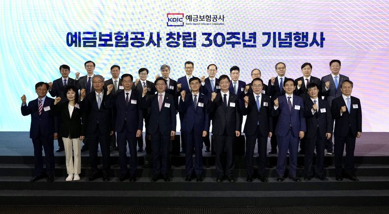 예금보험공사가 1일 서울 중구 더 플라자 호텔 서울에서 개최한 창립 30주년 기념식에서 이억원 금융위원장(첫째줄 왼쪽 다섯번째), 이찬진 금융감독원장(첫째줄 왼쪽 일곱번째), 김성식 예금보험공사 사장(첫째줄 왼쪽 여섯번째)와 본지 송의달 사장(둘째줄 왼쪽 일곱번째) 등이 기념촬영을 하고 있다. 예보 제공